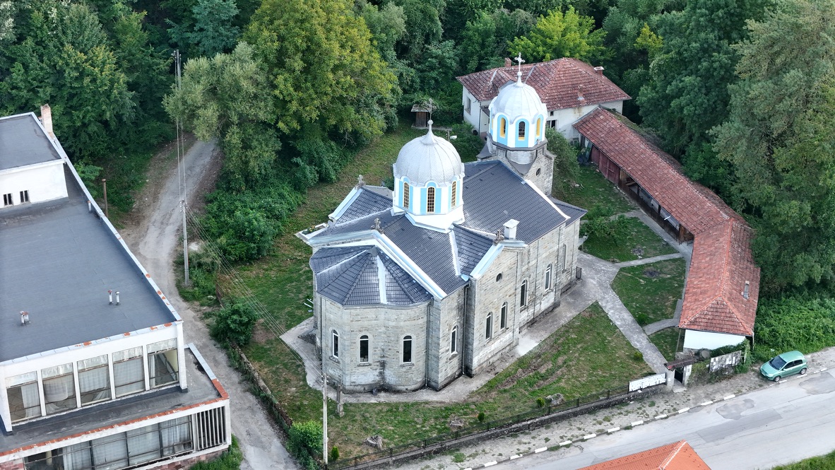 Храмът и дворът му сред зеленината на Стоките