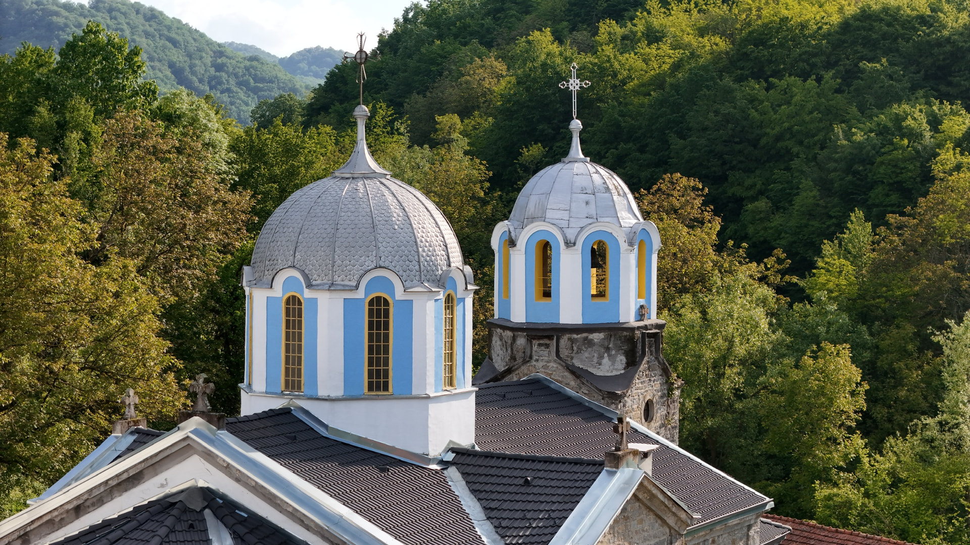 Двата купола на храма с бели, сини и жълти детайли